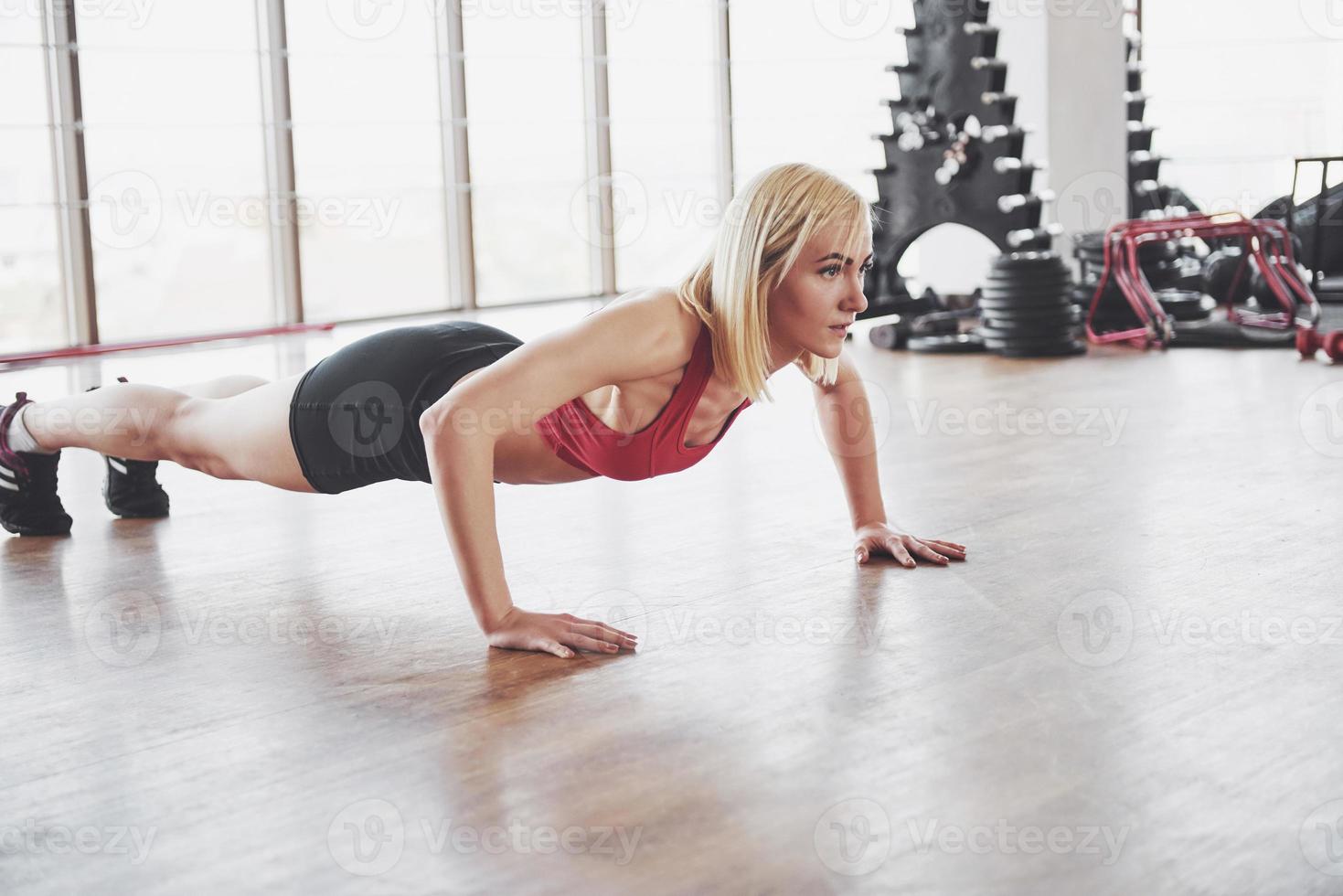 chica activa en el gimnasio. concepto de entrenamiento de estilo de vida saludable deporte foto