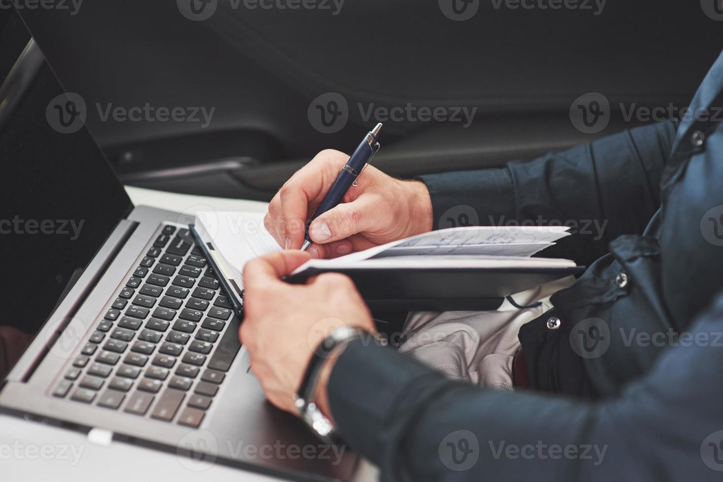 asiento de coche de notas de escritura de mano de negocios. foto