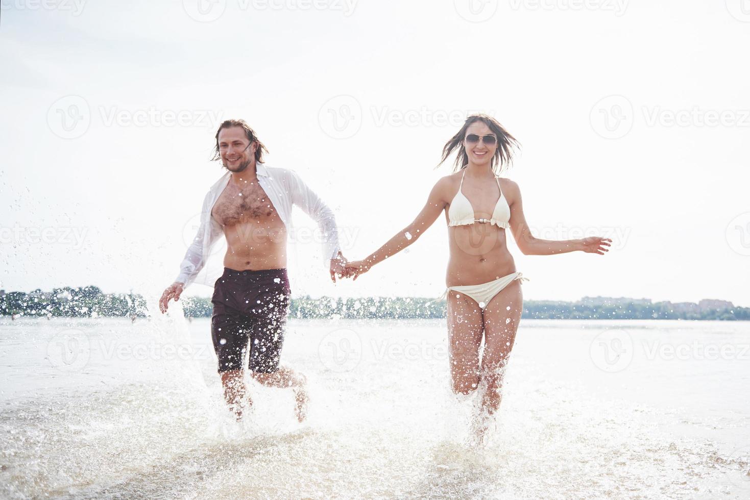 vapor corriendo a lo largo del agua, hermosa playa de verano foto