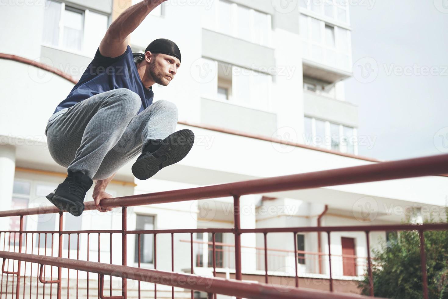 joven deportista haciendo parkour en la ciudad. foto