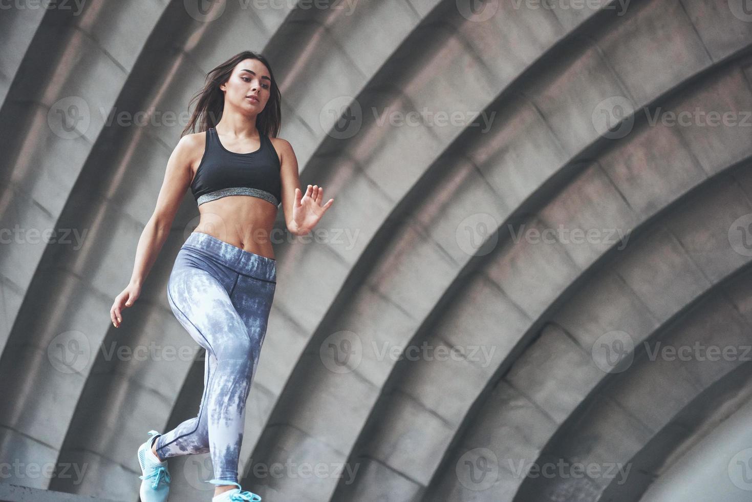 foto de una hermosa mujer haciendo parkour