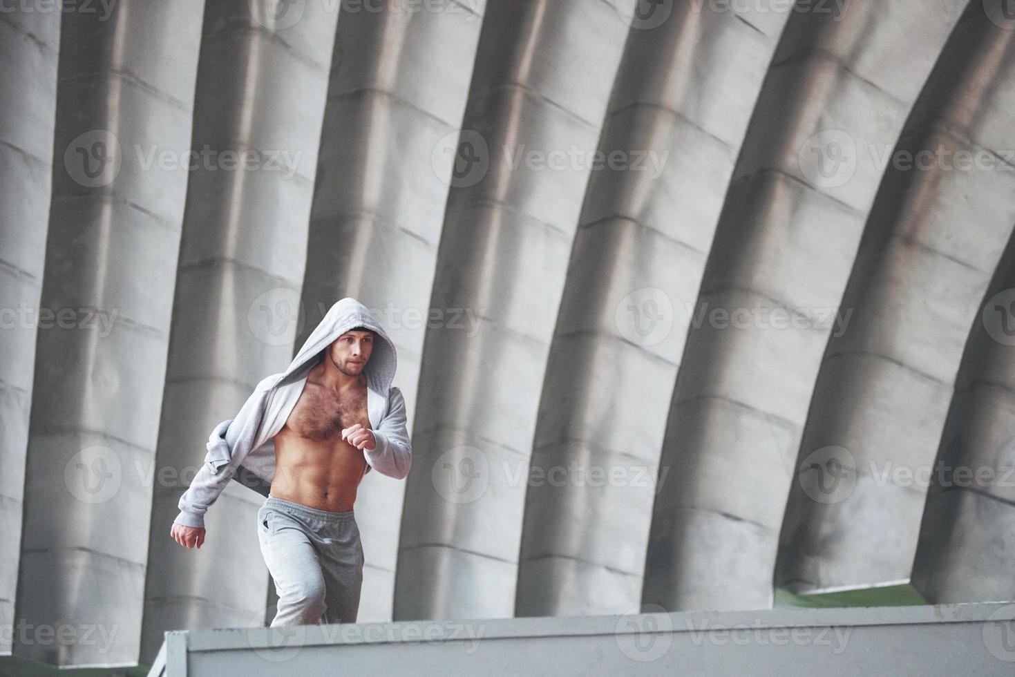 el hombre practica al aire libre parkour, acrobacias extremas. foto