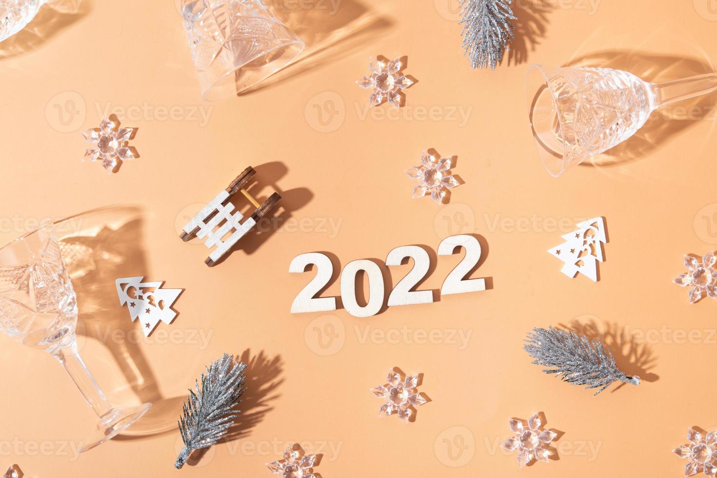 plano festivo de año nuevo con números 2022 y sombras duras con gafas y decoración brillante foto