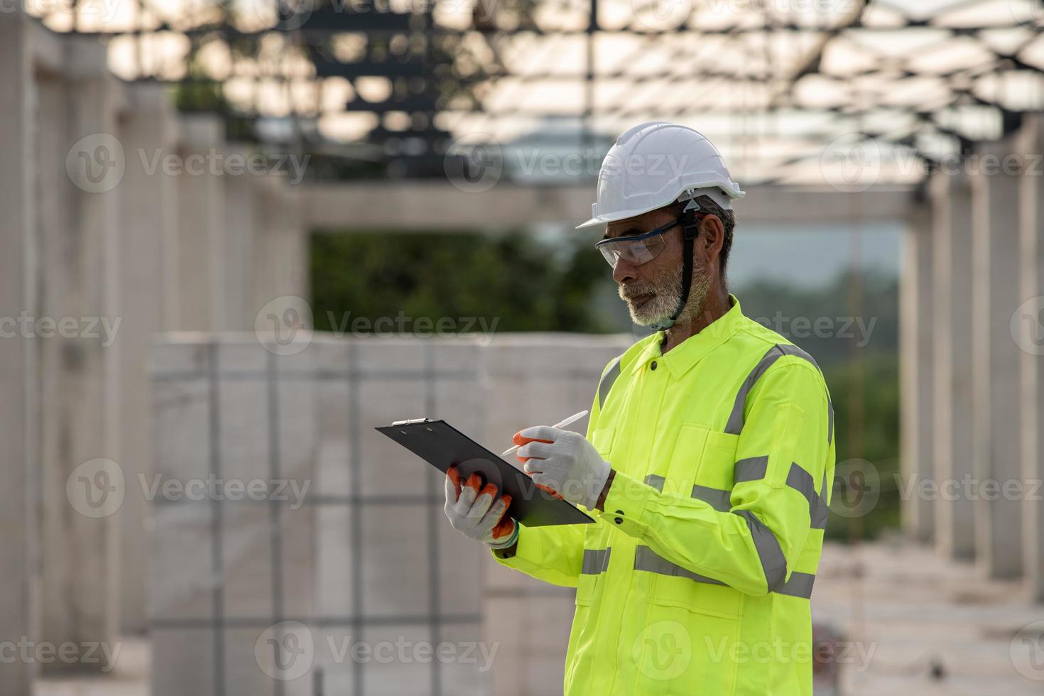 Ingeniería trabajando en el sitio de construcción. foto