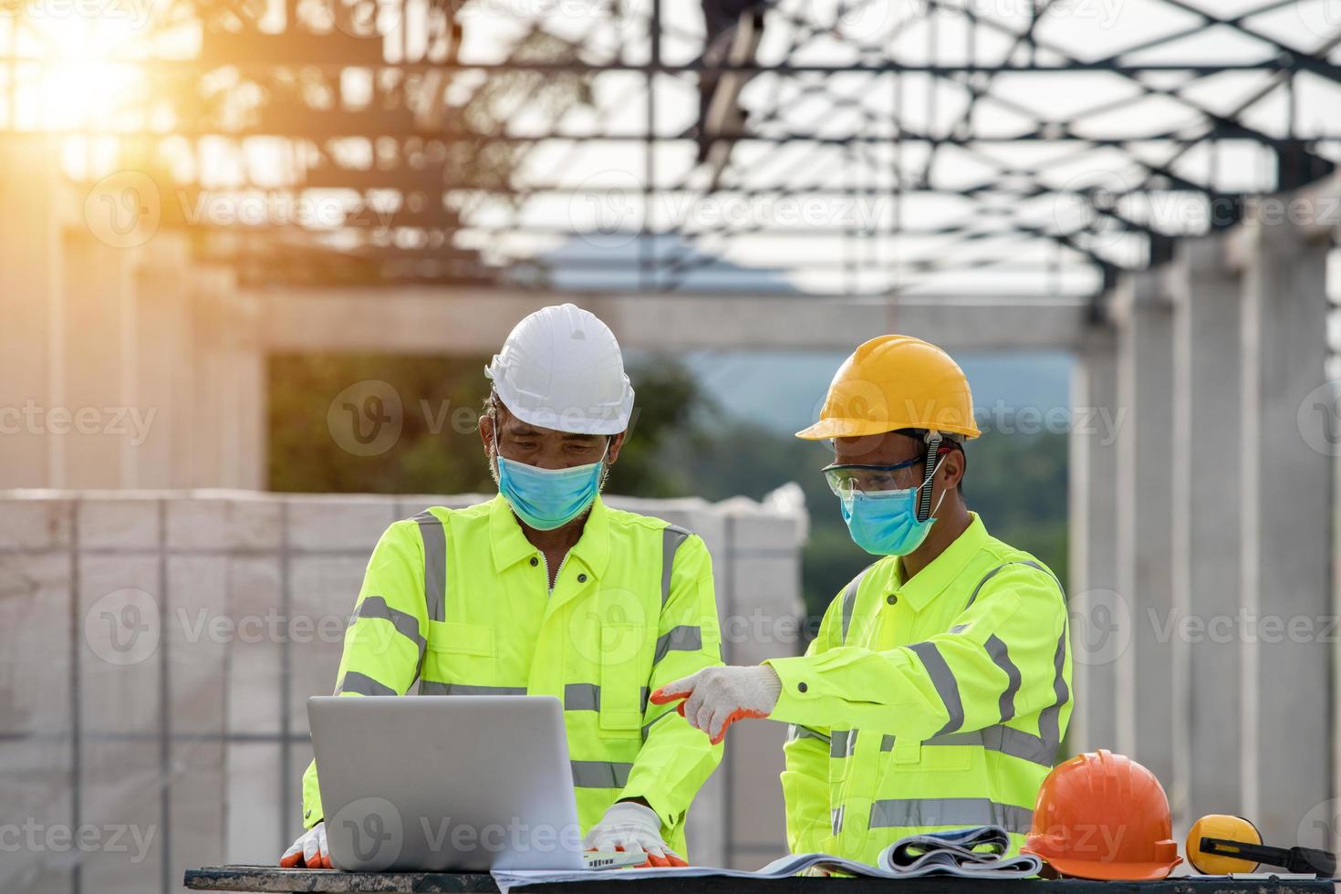 ingeniería y construcción en el sitio de construcción enmascarado porque efector coronavirus foto