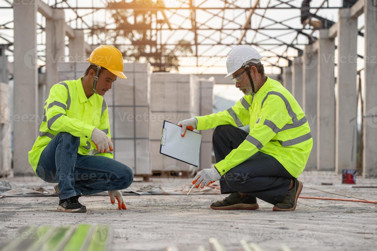 inspección de calidad de pisos de cemento por ingenieros y trabajadores supervisores foto