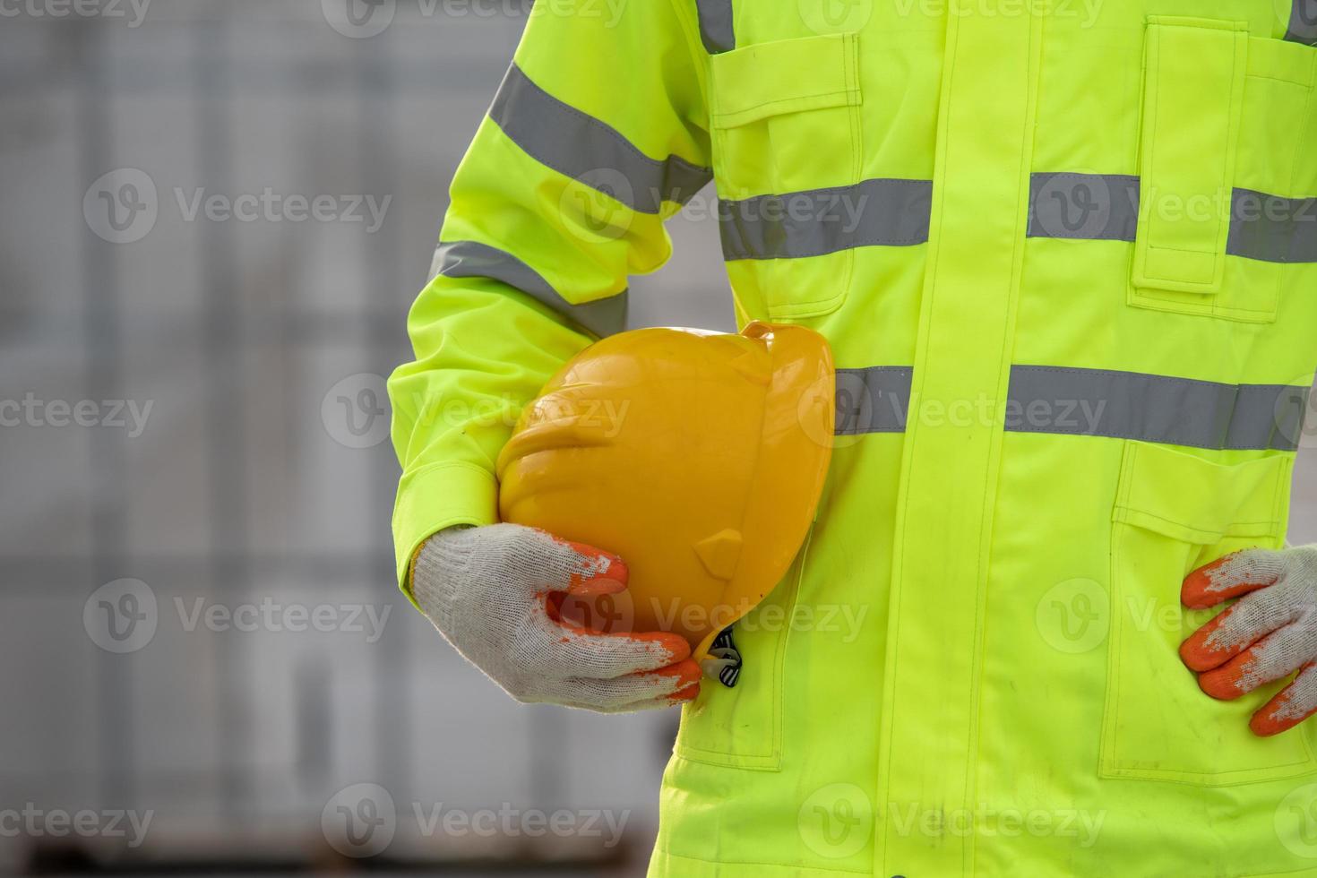 Trabajador uniforme de casco en la construcción. foto