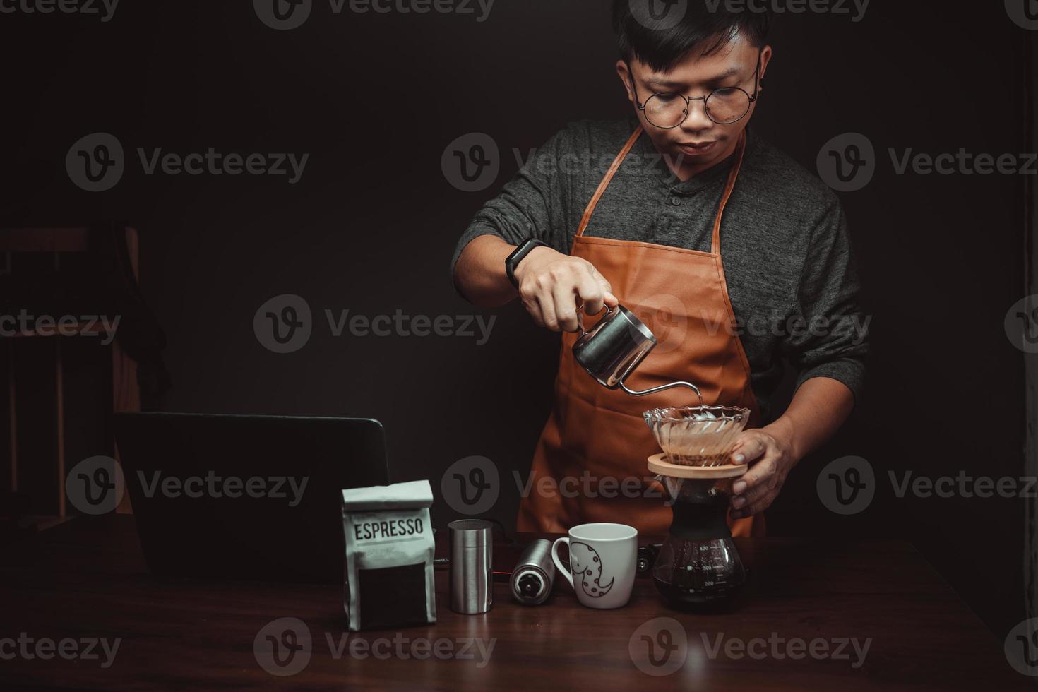 barista haciendo goteo de café y la felicidad del joven en la cafetería del café foto