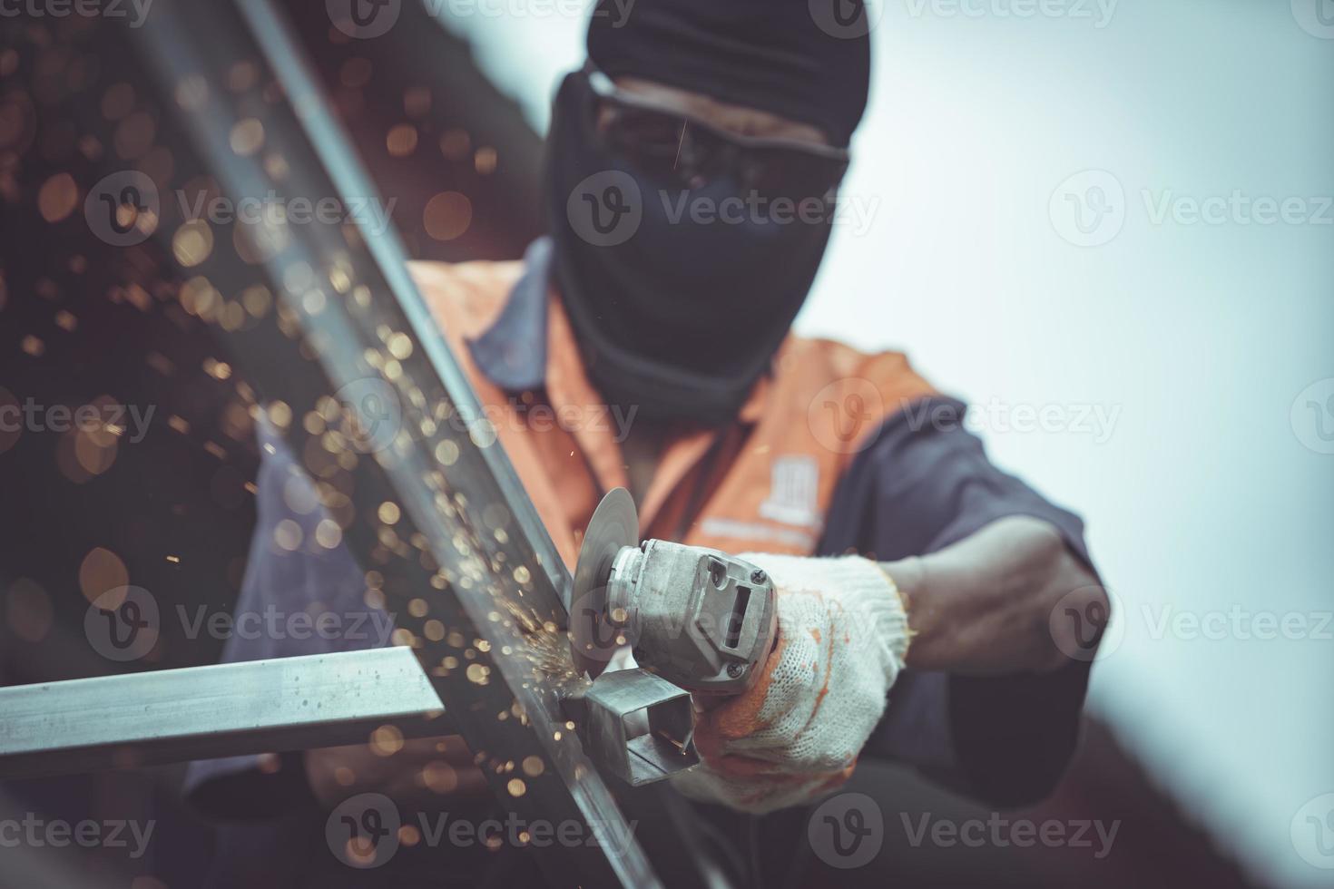 los trabajadores cortan las vigas de acero del techo en la construcción. foto