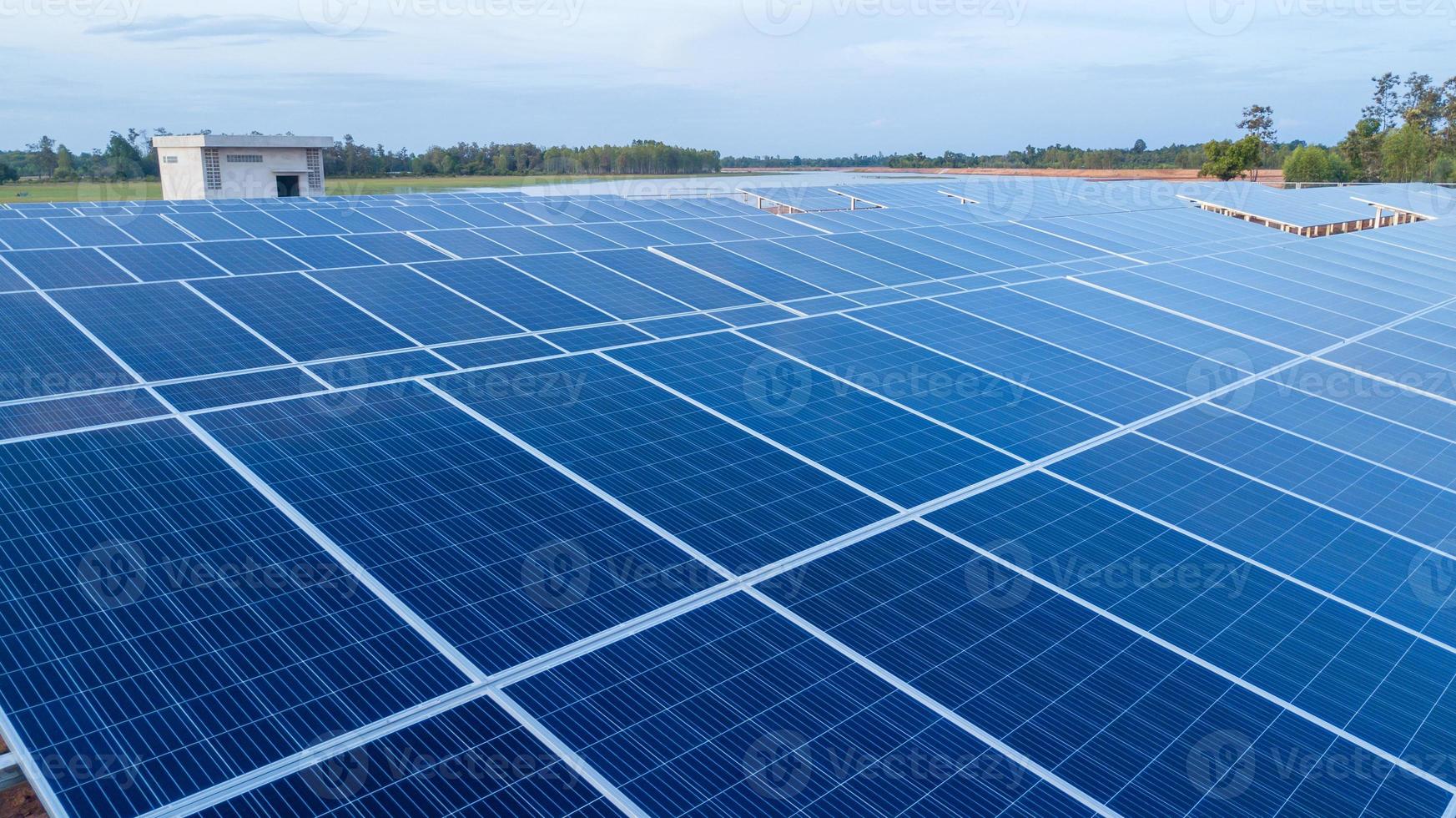 industria de energías renovables con paneles solares. foto