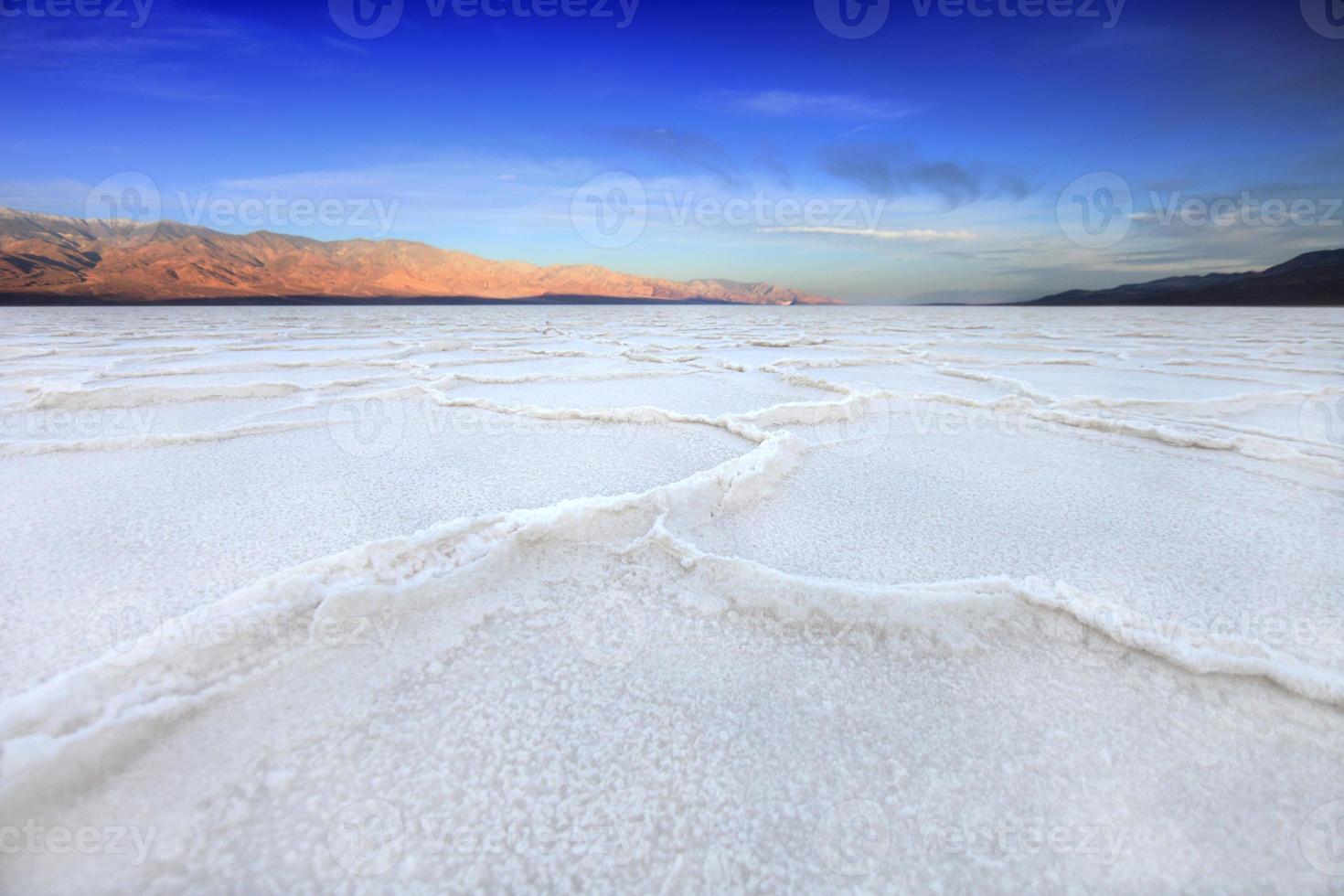 Formaciones en el Valle de la Muerte de California en agua mala foto