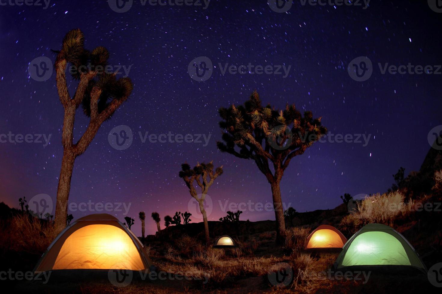 paisaje pintado de luz de camping y estrellas. foto