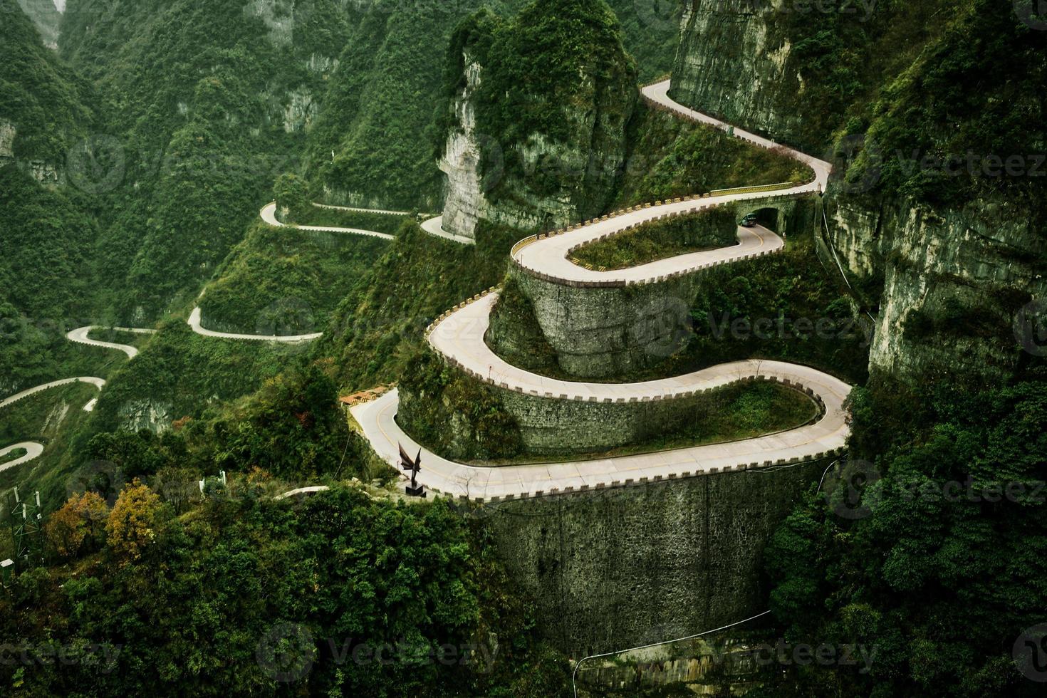 carretera del parque forestal nacional de zhangjiajie que sale de las 99 curvas foto