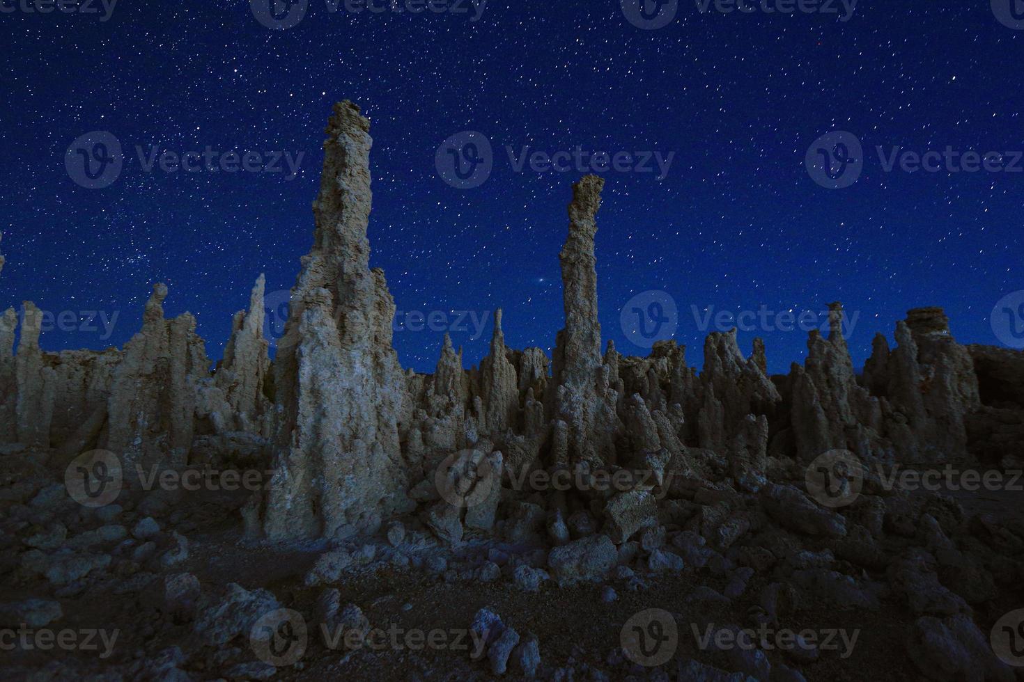 Imagen del paisaje artístico de las tobas del lago mono foto