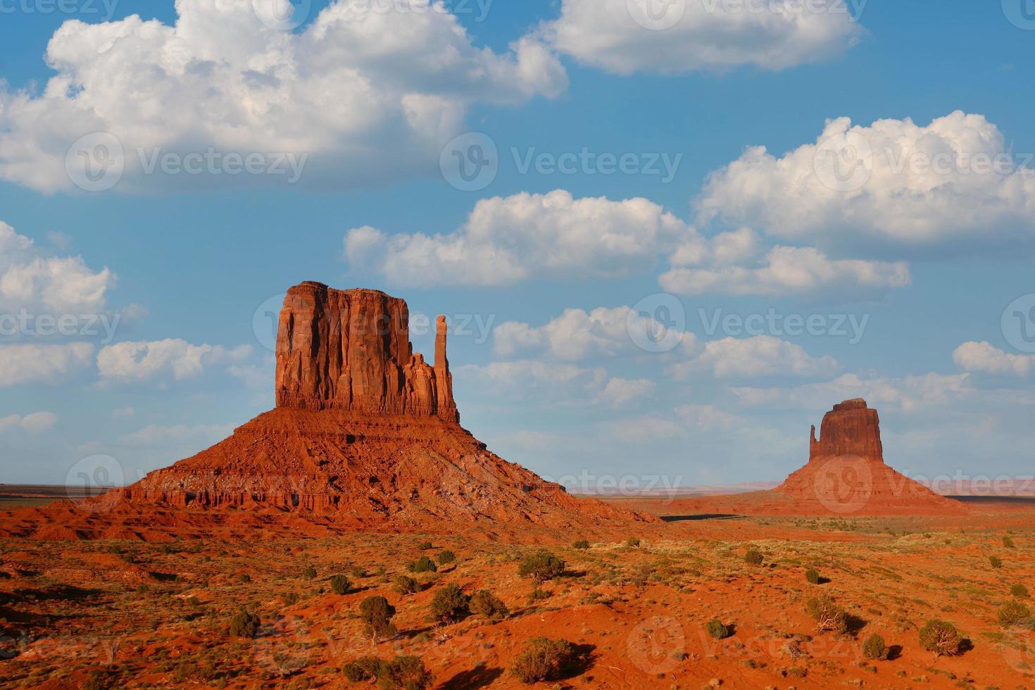 paisaje del valle del monumento que muestra las famosas colinas navajo foto