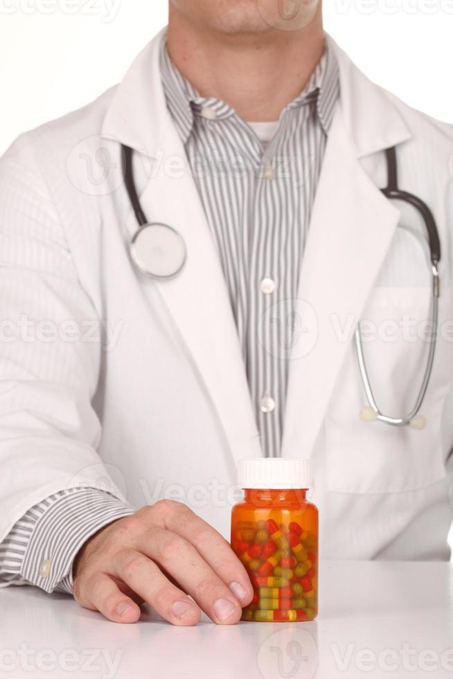médico con medicamento en frascos de prescripción foto