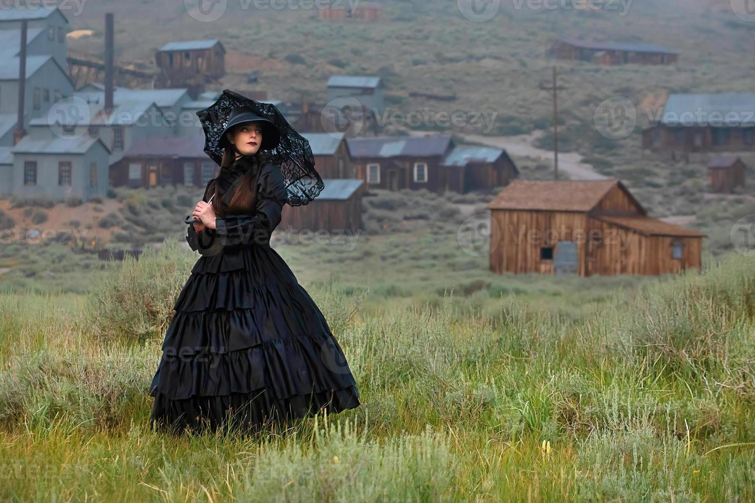 Mujer vistiendo bata Vintrage en Bodie Ghost Town, California foto