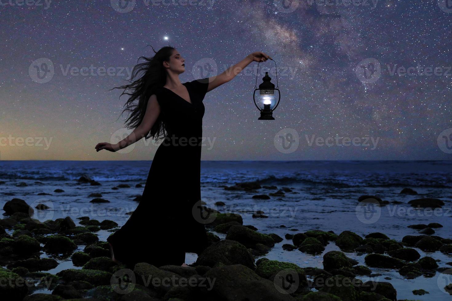 hermosa mujer anhelando y mirando al mar foto