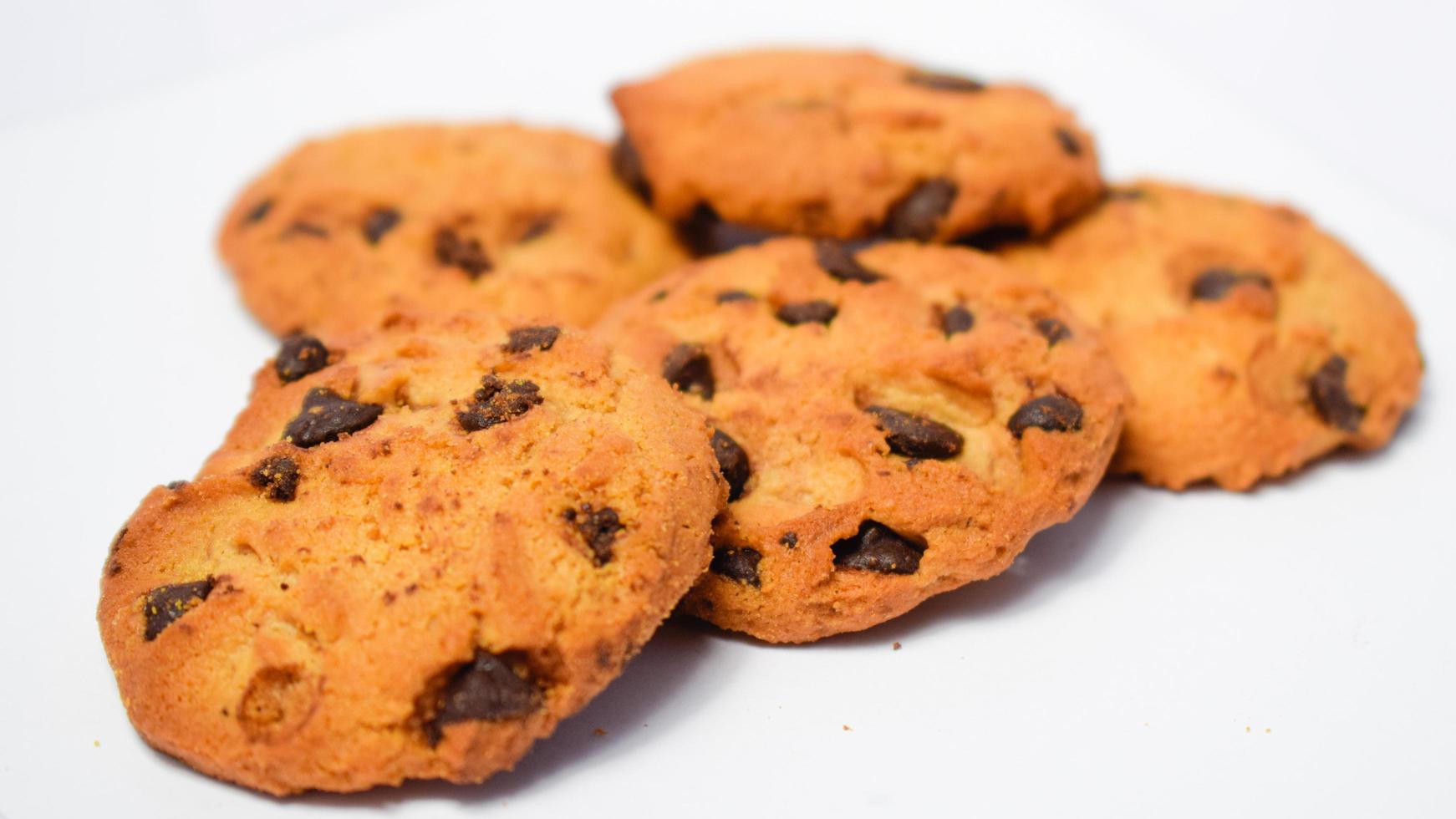 Galletas de chocolate redondas sobre fondo blanco aislado, primer plano de un plato de pan de galleta con un fondo blanco. foto