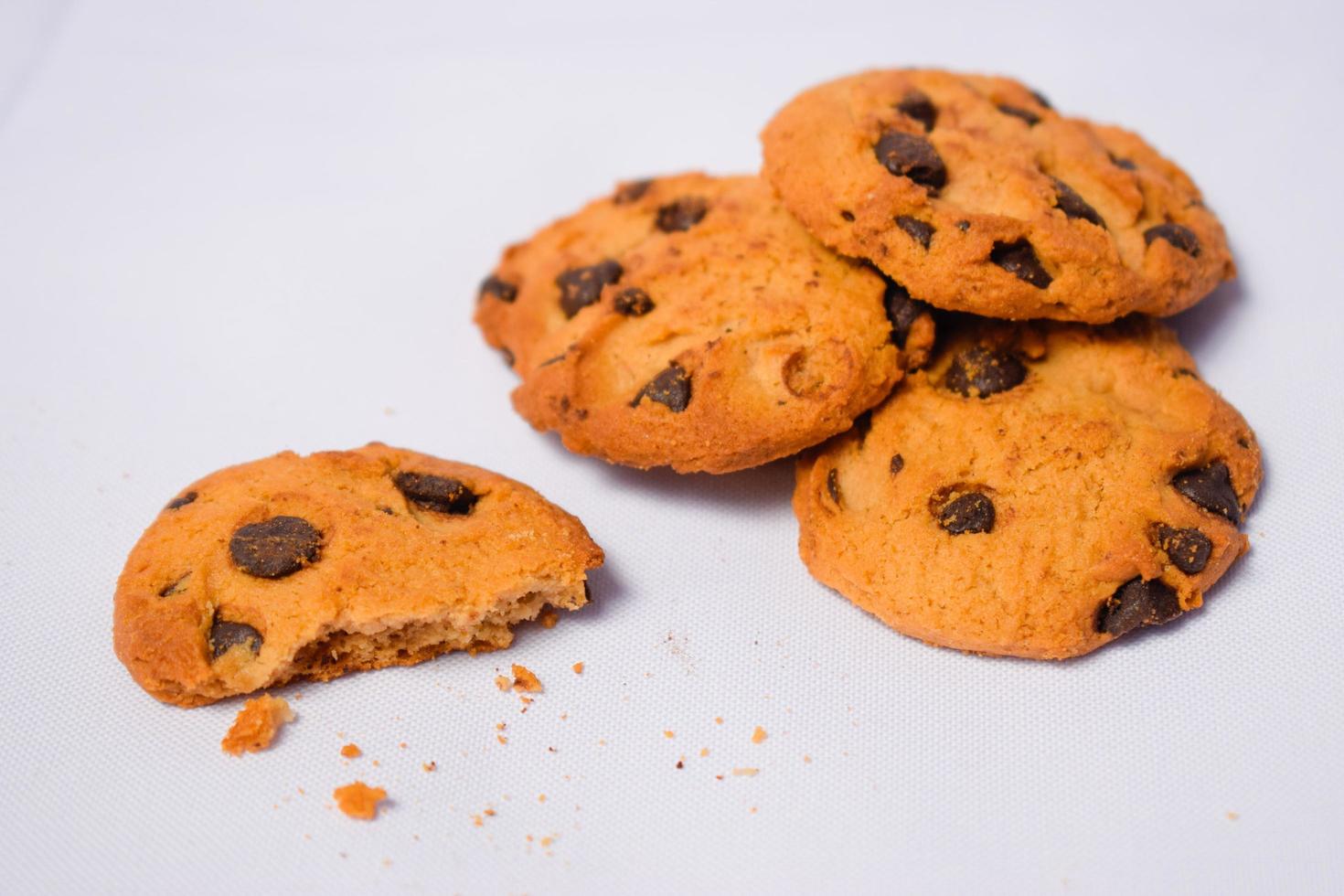 Galletas de chocolate redondas sobre fondo blanco aislado, primer plano de un plato de pan de galleta con un fondo blanco. foto