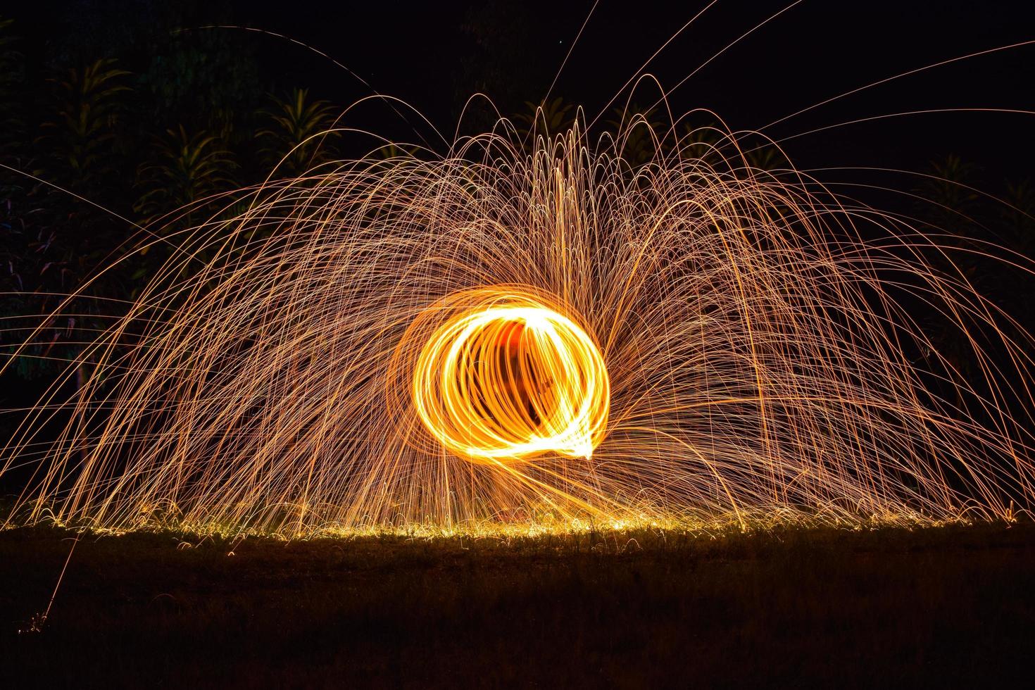 hermoso círculo de chispas en la noche foto