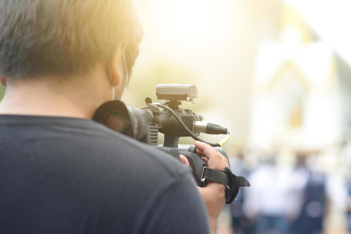 hombre toma video en vivo transmisión de noticias foto