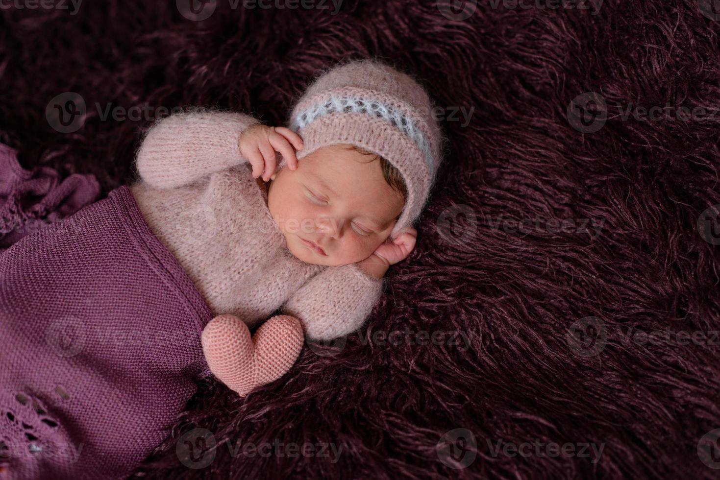 una niña recién nacida de ocho días. primer plano hermosa niña durmiendo foto