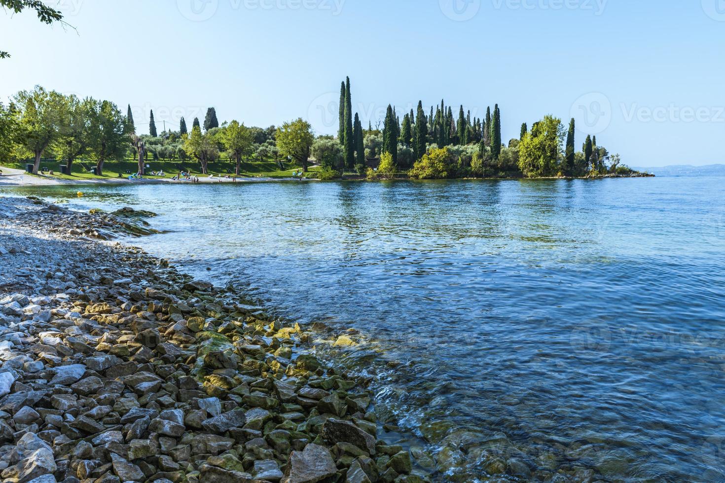 lago de garda y la belleza de punta san vigilio. foto