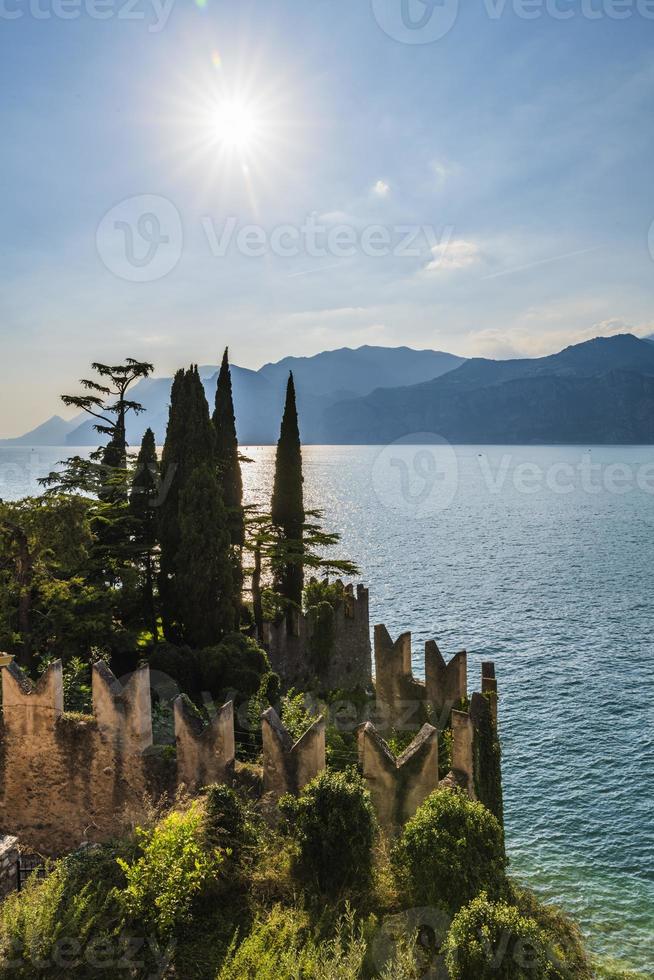 lago de garda y la belleza de punta san vigilio. foto