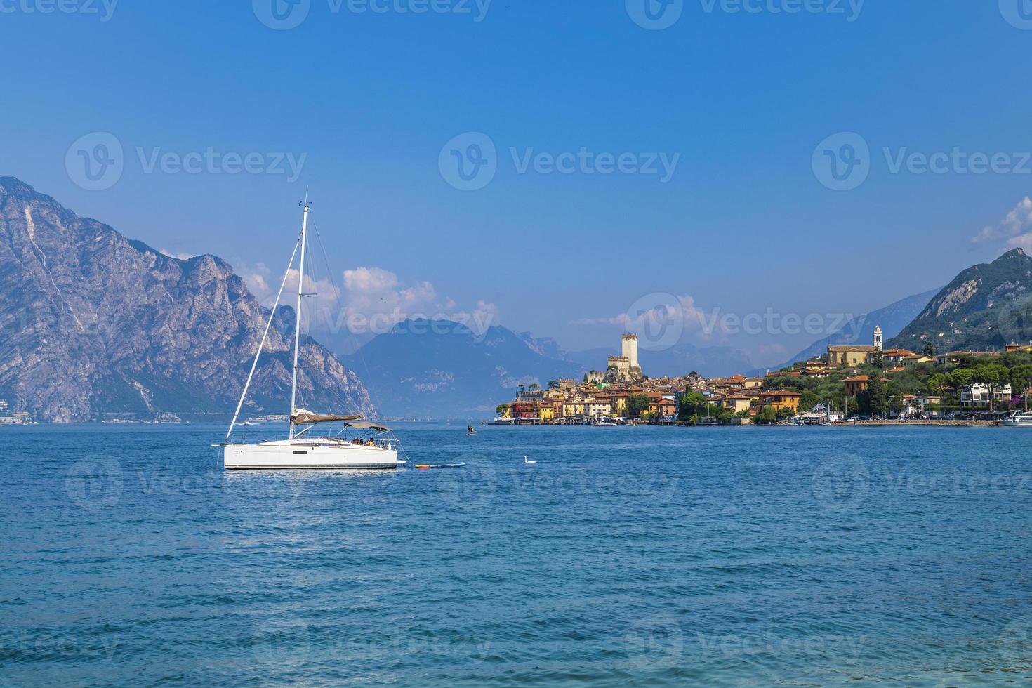 lago de garda y el centro histórico de malcesine. foto