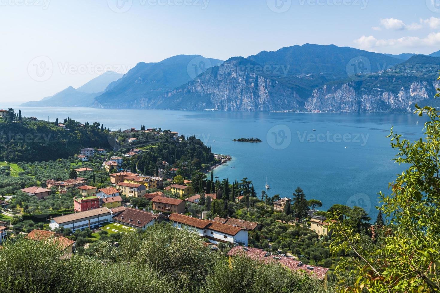 lago de garda y el centro histórico de malcesine. foto