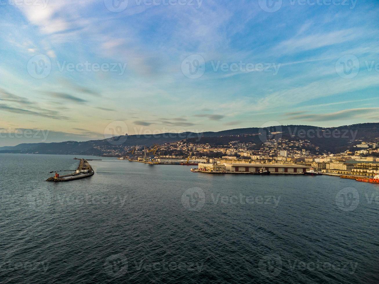 Trieste, la ciudad y su golfo desde arriba. puesta de sol. foto