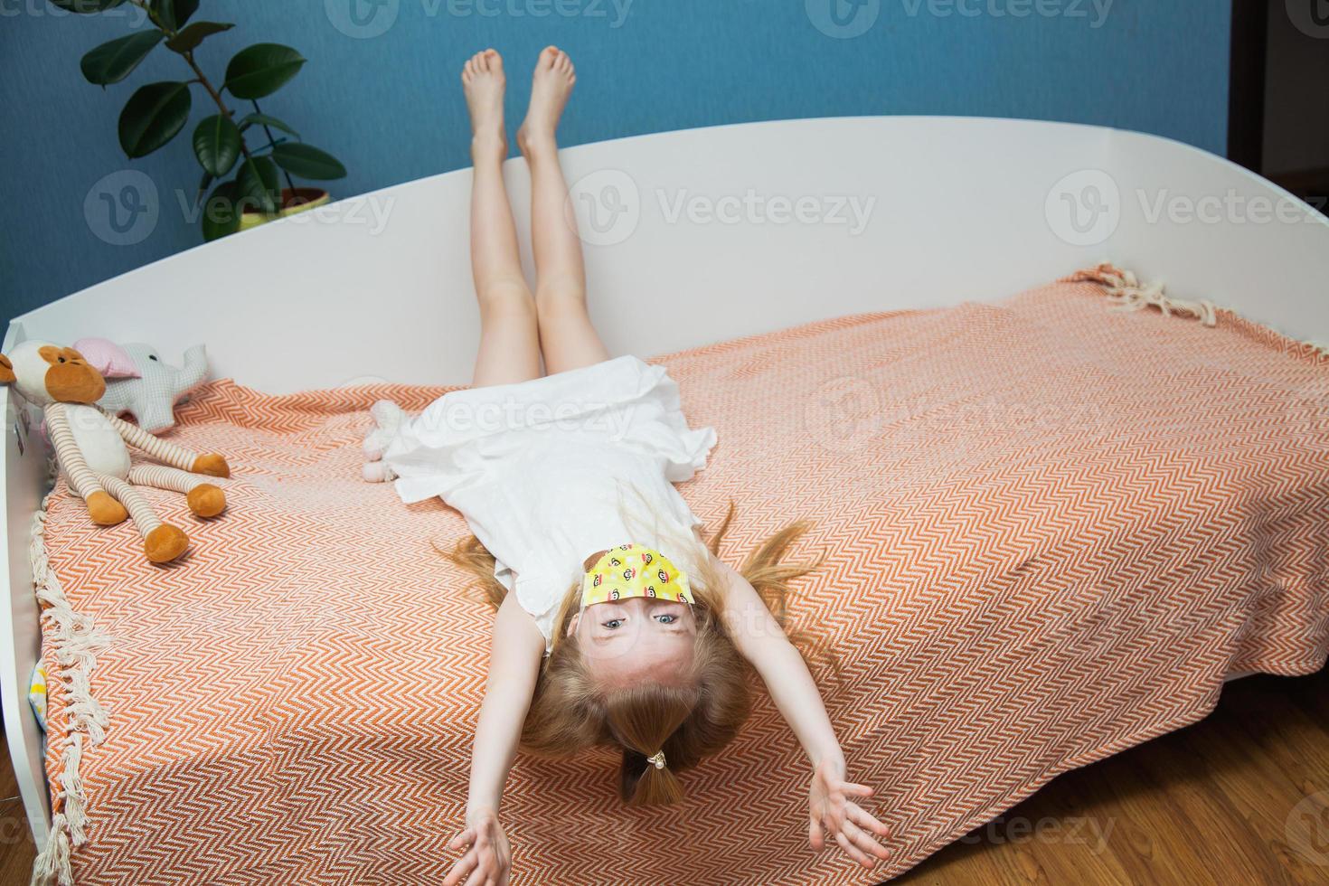 niña jugando juegos locos en cuarentena quedándose en casa durante varias semanas. foto