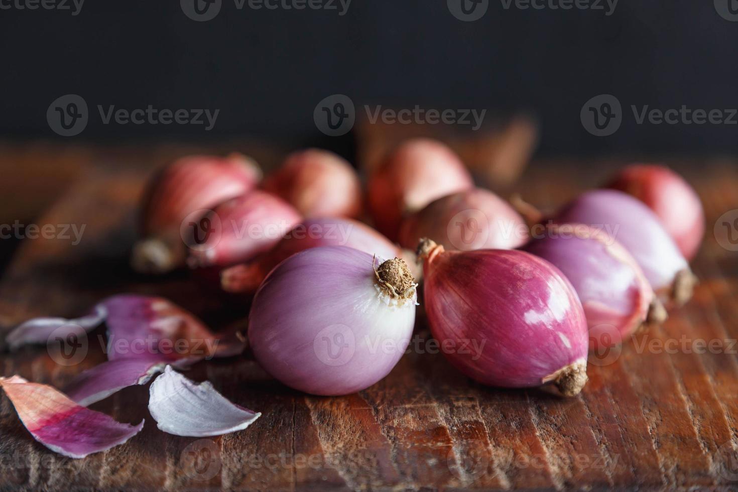 Cebollas rojas frescas en madera rústica foto