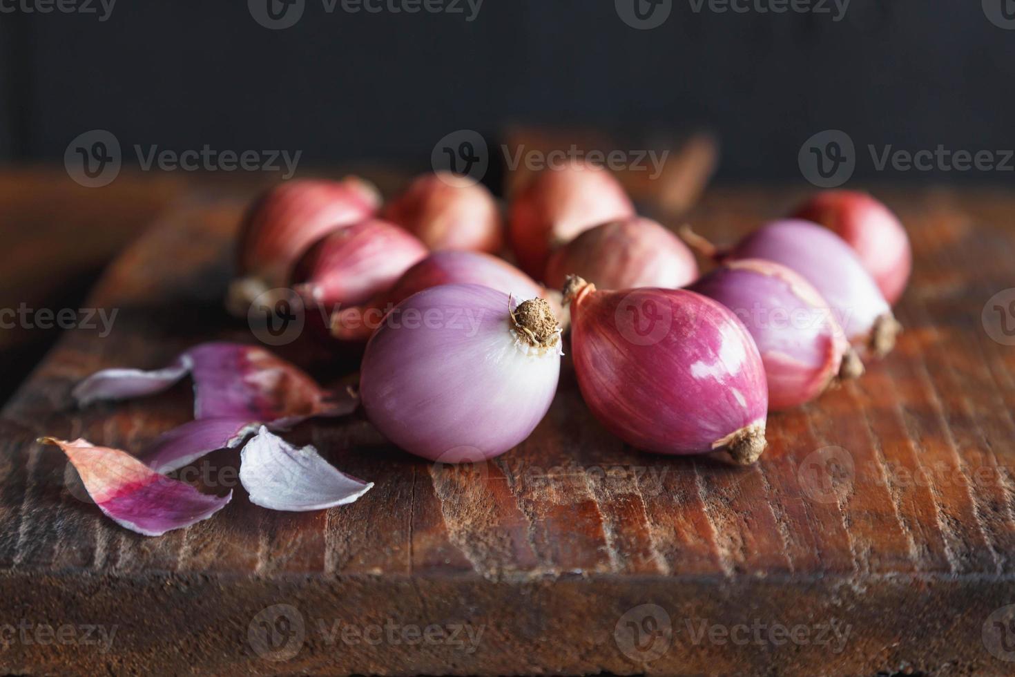 Cebollas rojas frescas en madera rústica foto