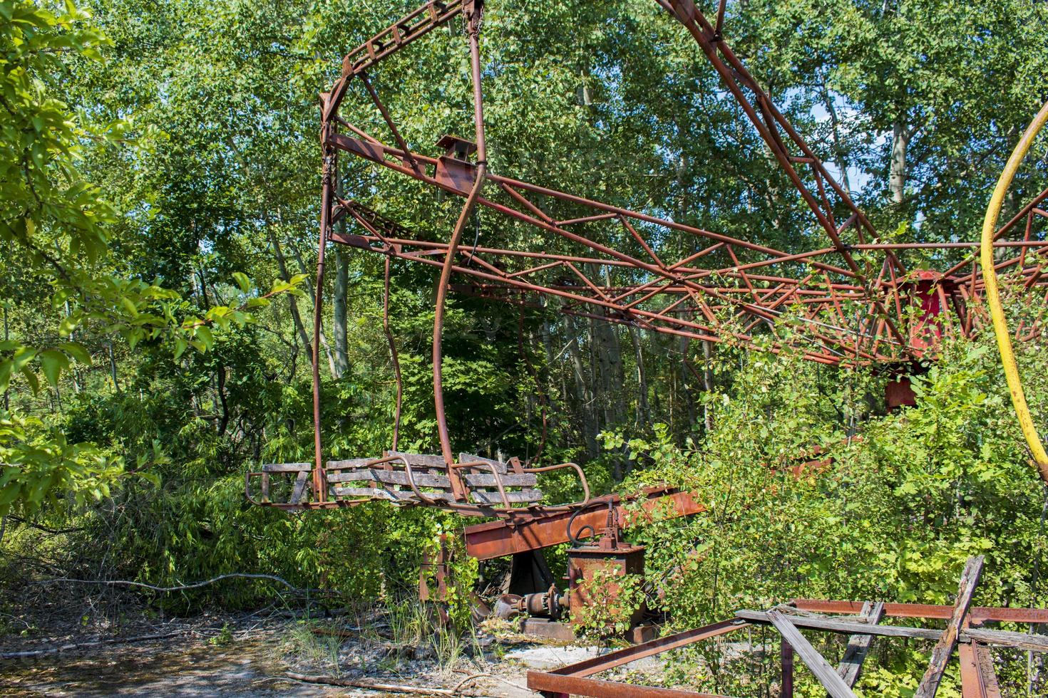 Noria abandonada en el parque de atracciones de Pripyat, Ucrania foto