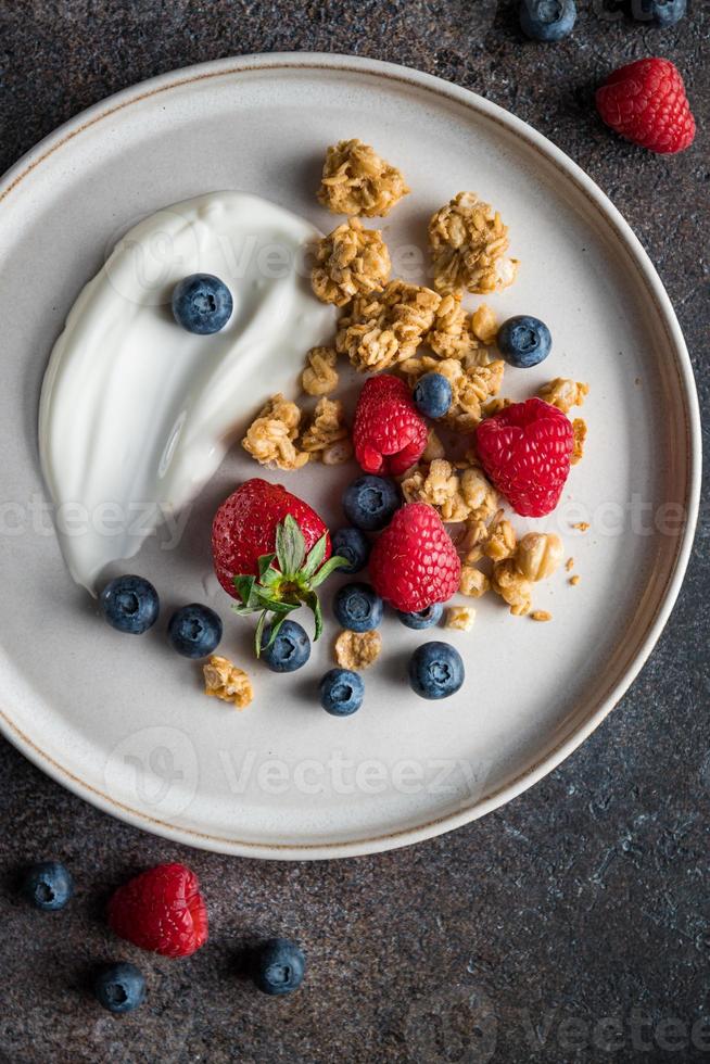 Yogur con Cereales, Nueces y Frutos Rojos