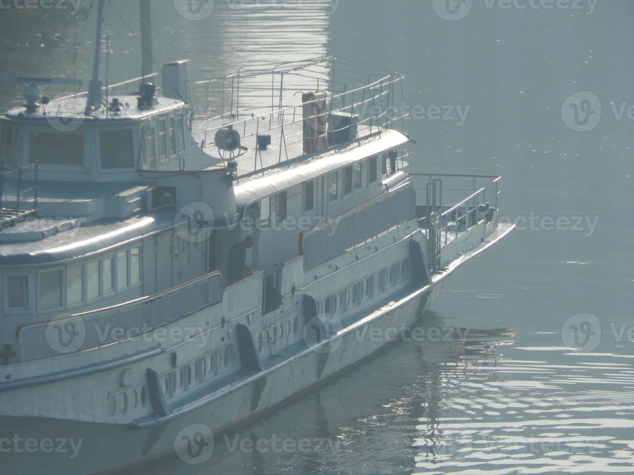 barcos fluviales en los detalles y elementos de la embarcación foto