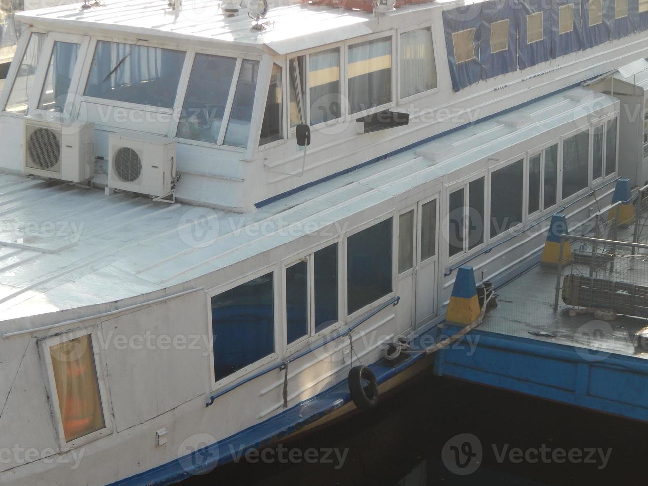 barcos fluviales en los detalles y elementos de la embarcación foto