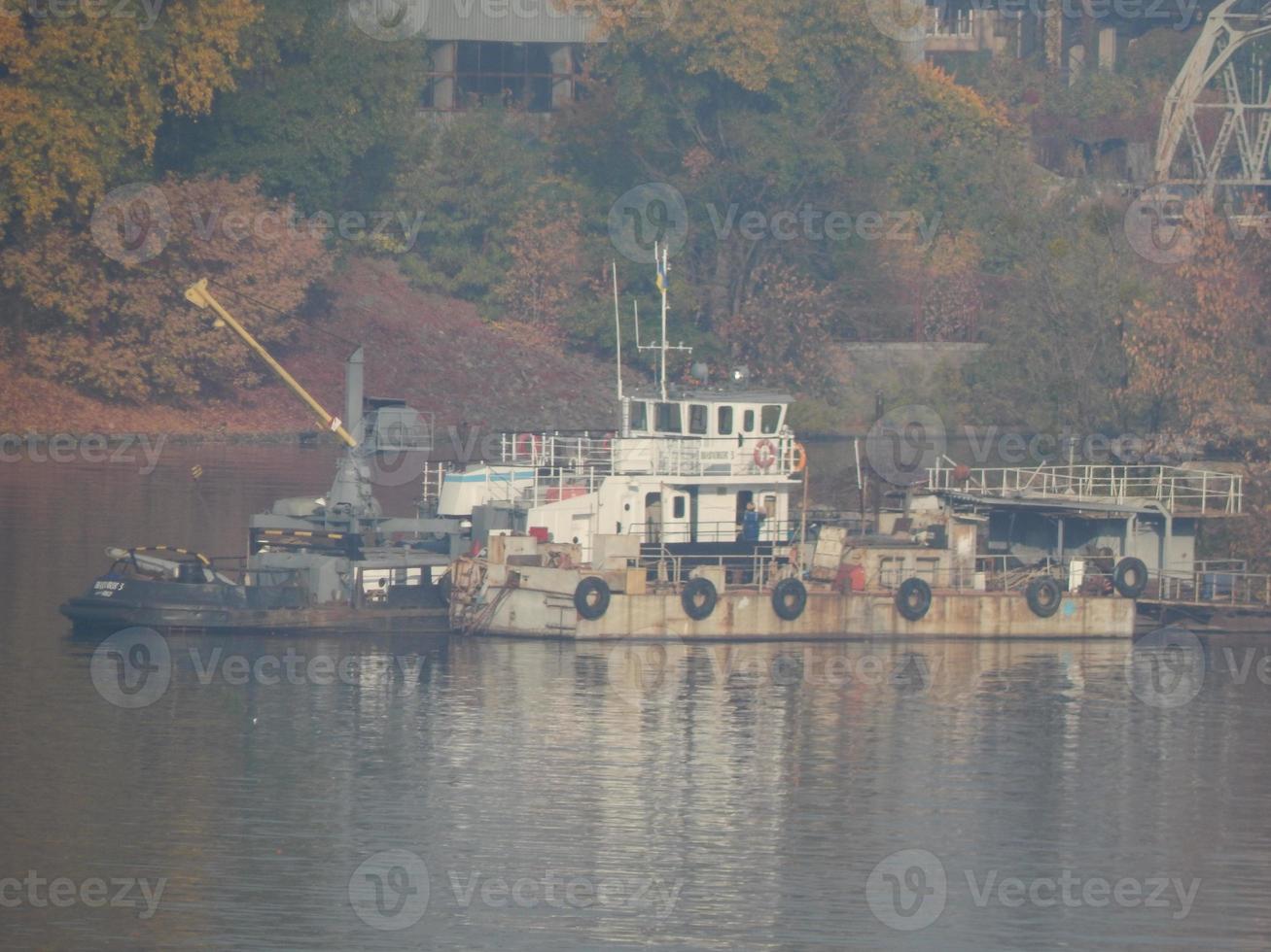 barcos fluviales en los detalles y elementos de la embarcación foto