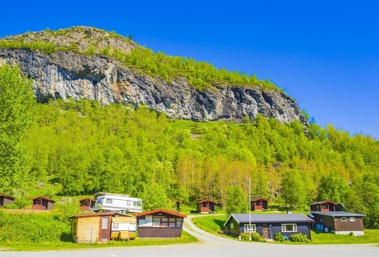 Hermoso panorama noruega hemsedal skicenter con cabañas y cabañas de montaña foto