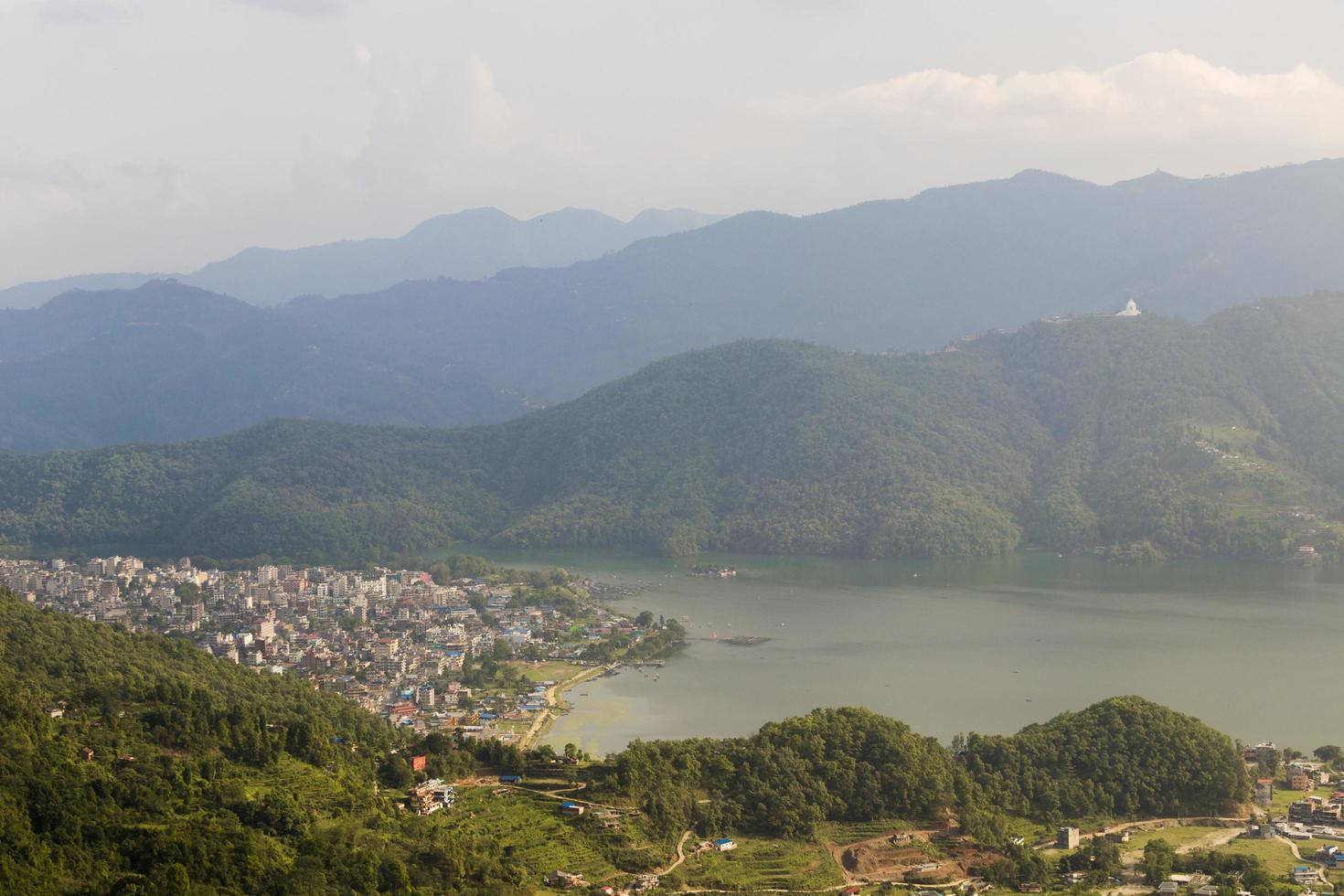 lago phewa, lado del lago, vista panorámica de las montañas de la ciudad, pokhara, nepal foto