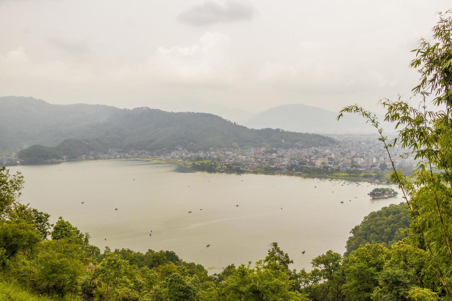 lago phewa, lado del lago, vista panorámica de las montañas de la ciudad, pokhara, nepal foto