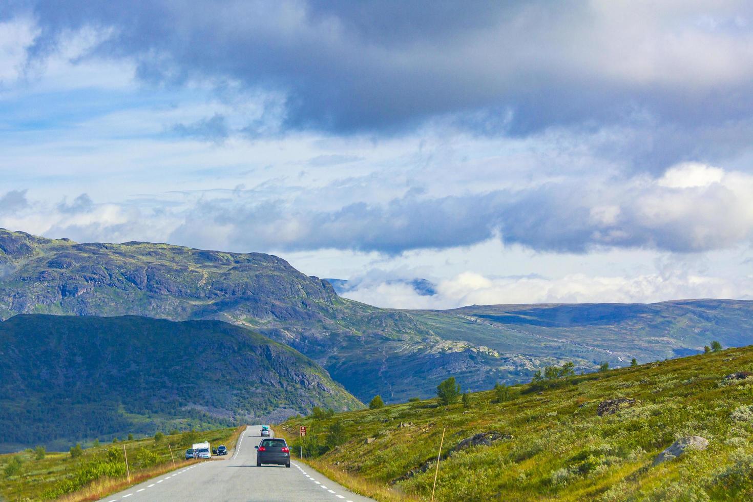 Conduciendo por Noruega en verano vista de montañas y bosques. foto