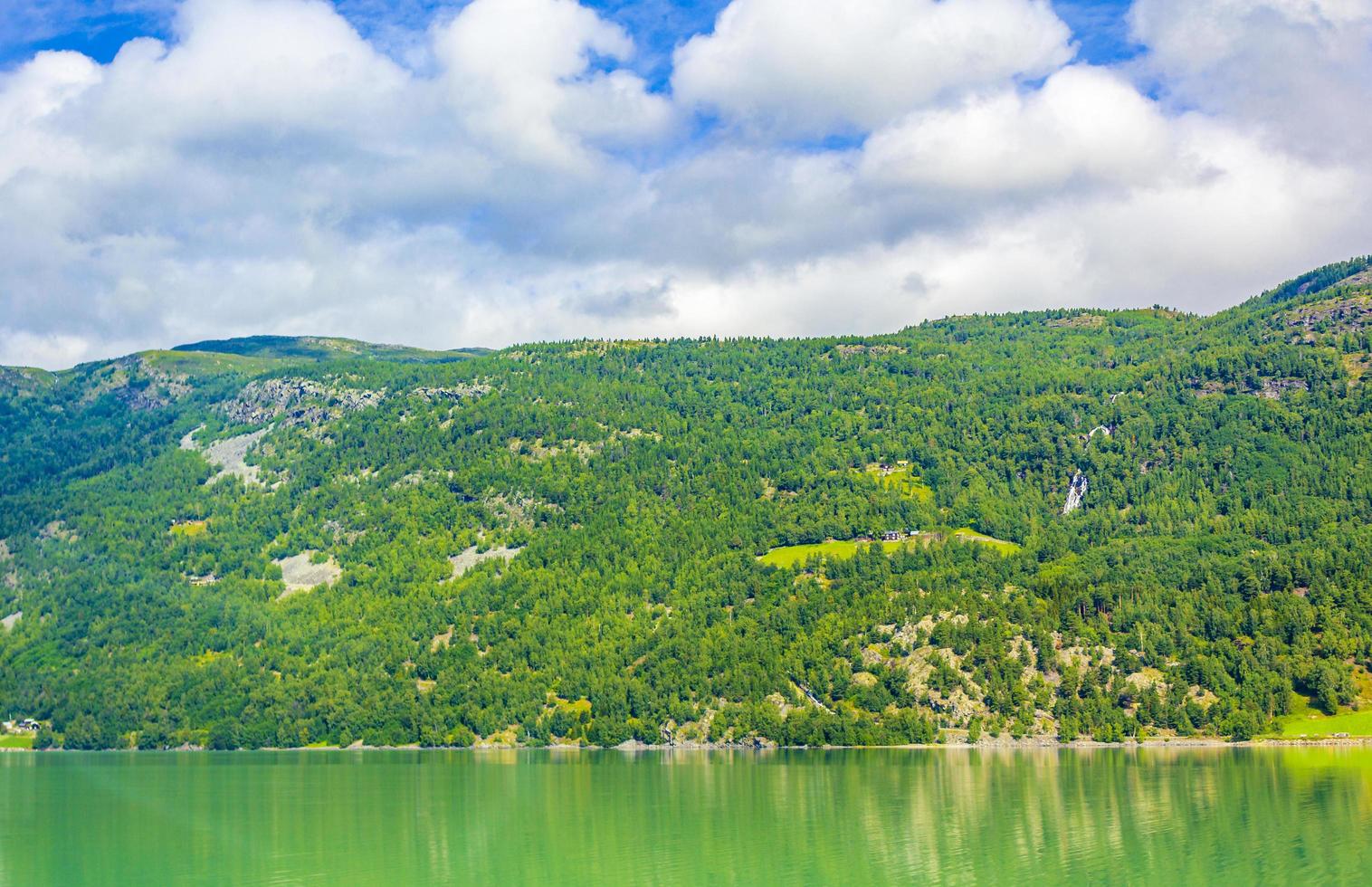 Agua verde turquesa del paisaje de las montañas del río fiordo de Noruega foto