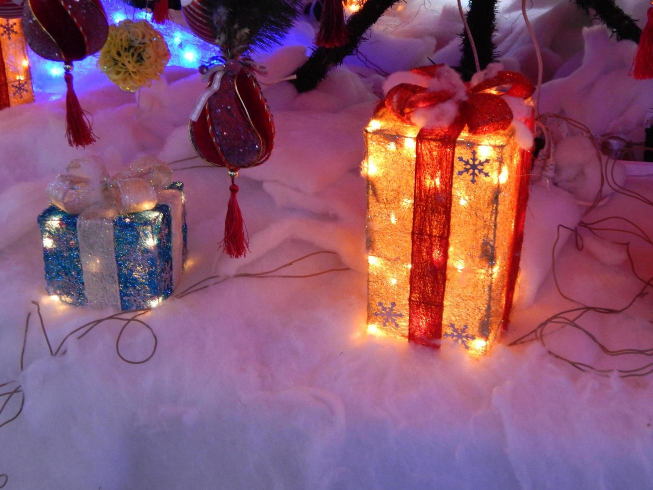 guirnaldas y adornos para las fiestas navideñas y año nuevo. foto