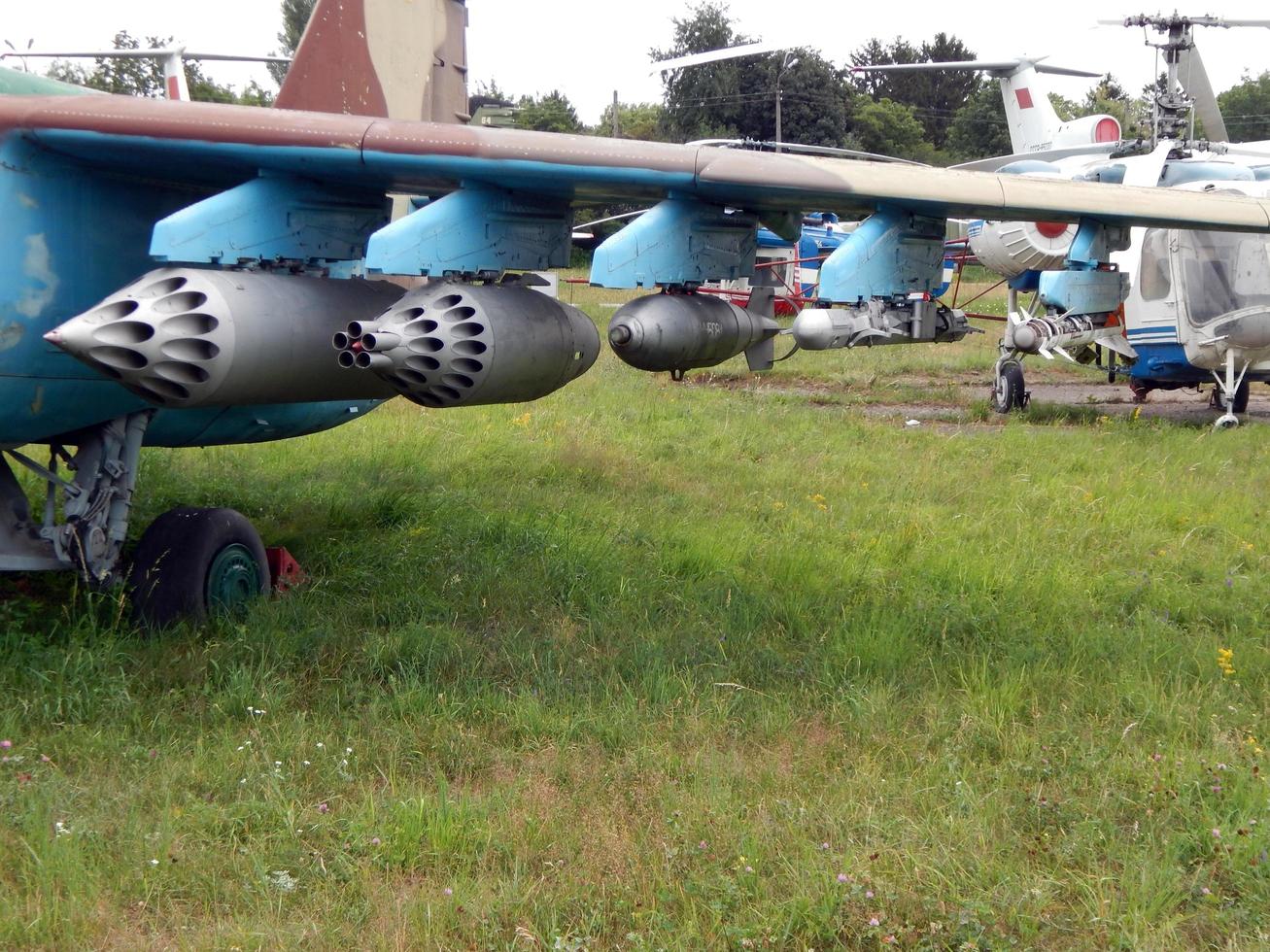 armamento de aviones y helicópteros cohetes, bombas, cañones foto