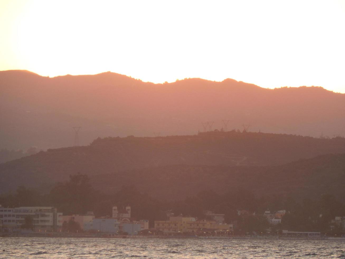 viajar en grecia en la isla de creta montañas y el mar foto