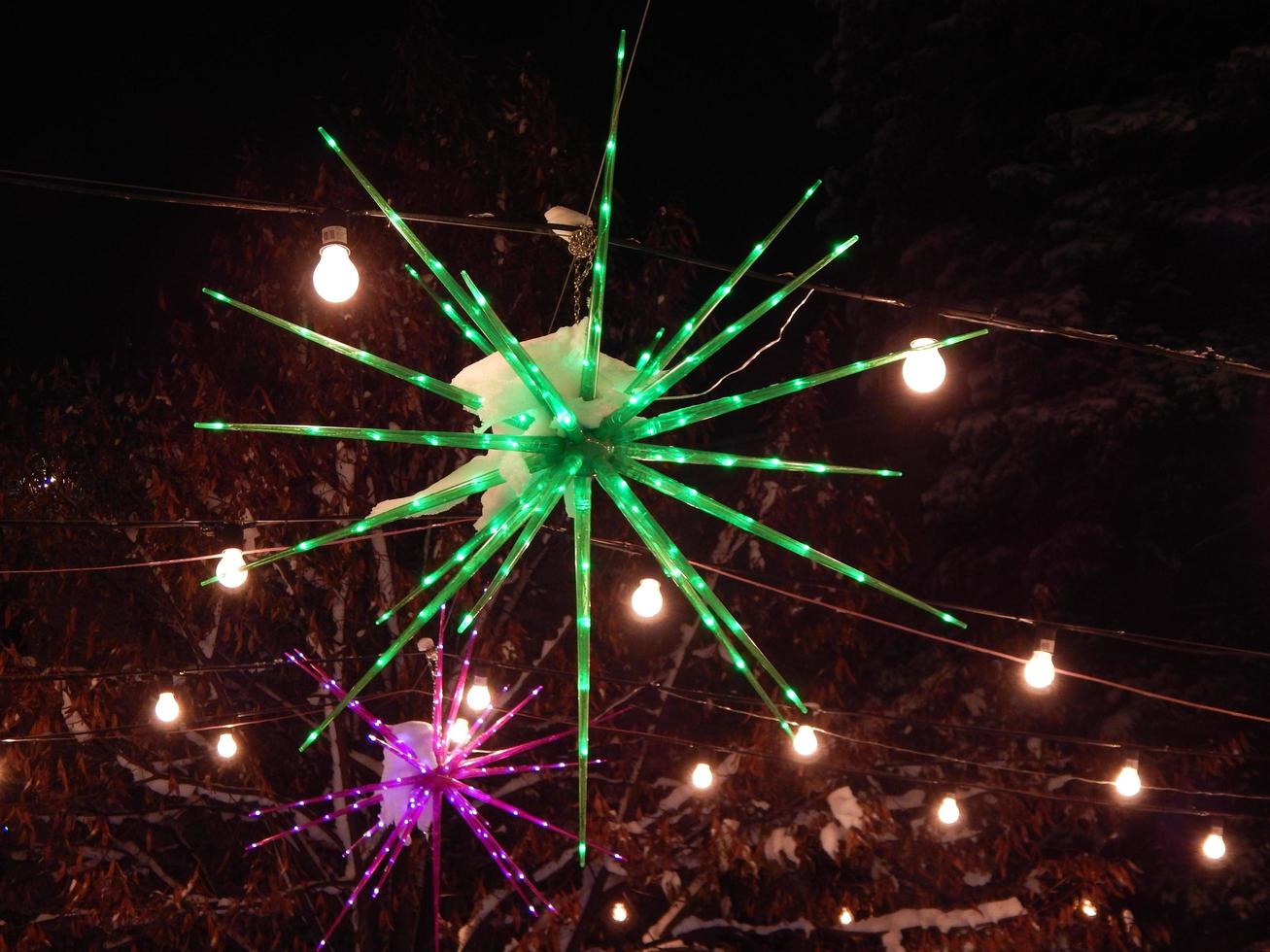 guirnaldas y adornos para las fiestas navideñas y año nuevo. foto