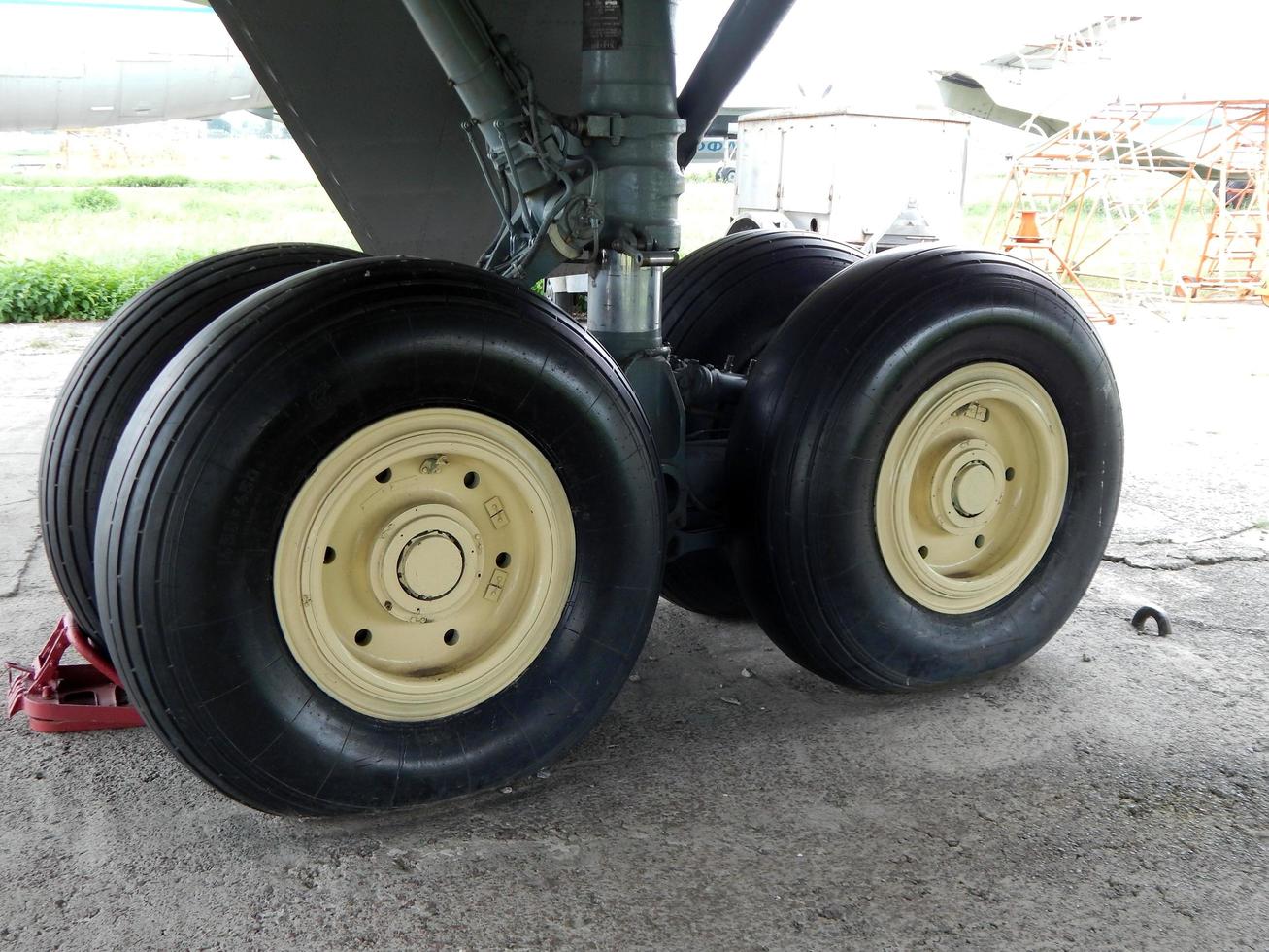 Chasis de aviación de un avión y un helicóptero en el aeropuerto. foto